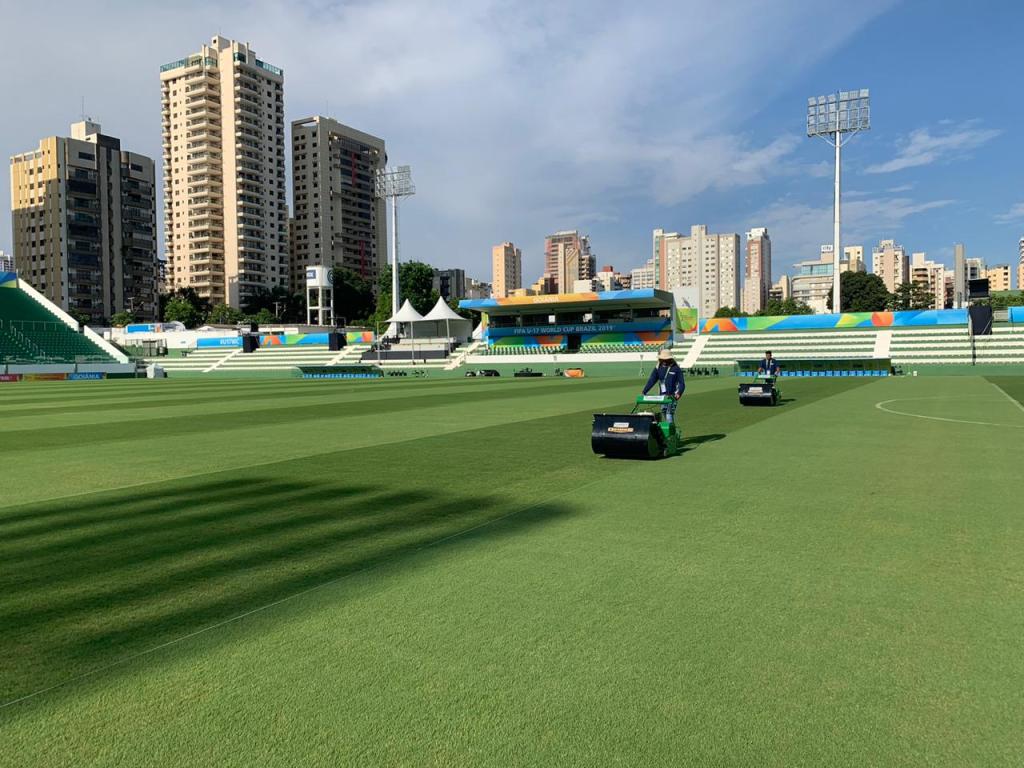 Técnicos cuidam do gramado do Estádio da Serrinha, na manhã deste domingo