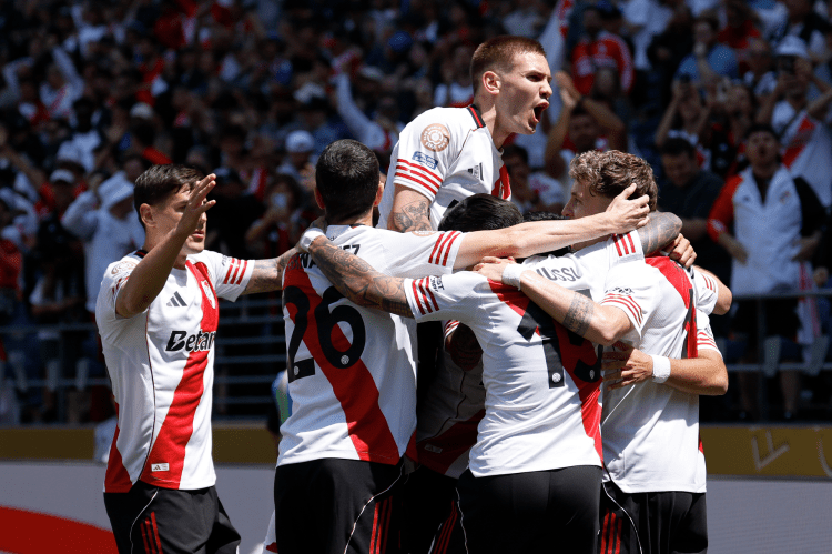 Colidio é abraçado pelos companheiros do River Plate na comemoração pelo primeiro gol da vitória sobre o Urawa Red Diamonds por 3 a 1, em Seattle (Foto: Alika Jenner - FIFA/FIFA via Getty Images)