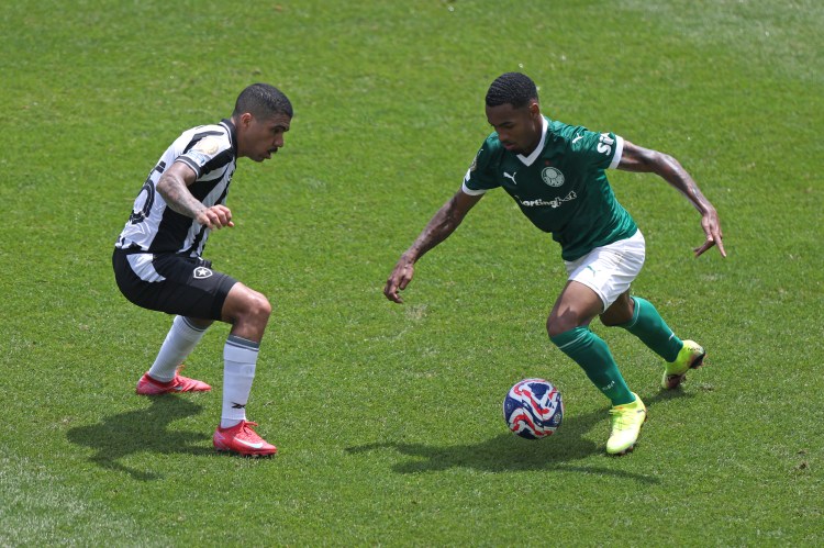 Mundial de Clubes 2025: Allan, do Palmeiras, avança com a bola diante da marcação de Allan, do Botafogo, na partida pelas oitavas de final (Foto: Emilee Chinn - FIFA-FIFA via Getty Images Divulgação)