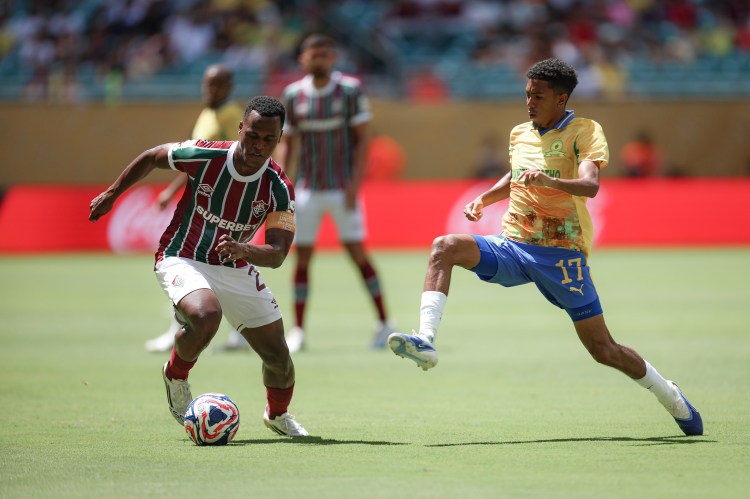 Mundial de Clubes 2025: Fluminense x Mamelodi Sundows - Arias avança com a bola diante da marcação de Matthews (17). (Foto: Marcelo Gonçalves/Fluminense/Divulgação)