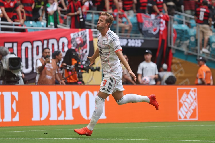 Mundial de Clubes 2025: Harry Kane comemora o primeiro gol e o segundo do Bayern de Munique sobre o Flamengo pelas oitavas de final, no Hard Rock Stadium de Miami (Foto: Michael Regan - FIFA-FIFA via Getty Images/Divulgação)