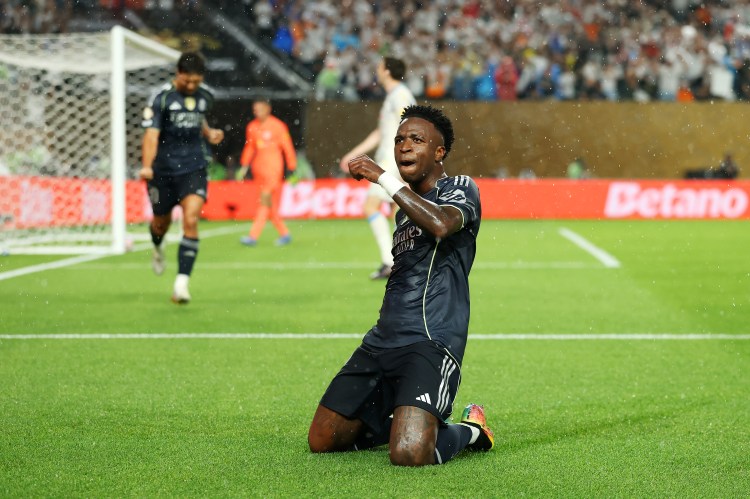 Vinicius Junior festeja o gol que marcou, o primeiro do Real Madrid, na vitória por 3 a 0 sobre o Salzburgo pela fase de grupos do Mundial de Clubes (Foto: Carl Recine/FIFA/FIFA via Getty Images/Divulgação)