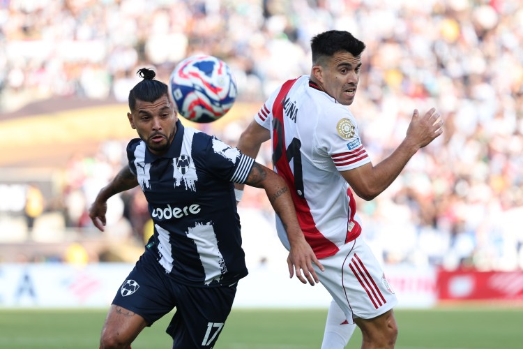 Mundial de Clubes: Jesús Corona (17), do Monterrey, disputa a bola com Marcos Acuña, do River Plate, na partida pelo Grupo E do Mundial de Clubes 2025 da Fifa, no Rose Bowl, em Pasadena (EUA) (Foto: Luiza Moraes/FIFAFIFA via Getty Images/ Divulgação)