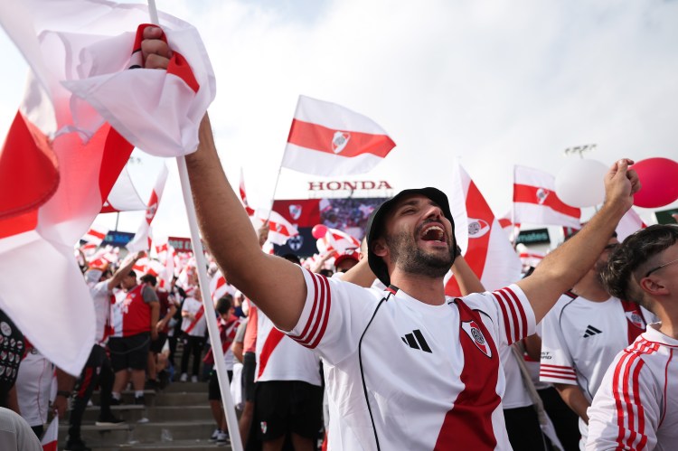 Torcedores do River Plate  fizeram bonito na arquibancada do Rose Bowl diante do Monterrey (Foto: Sean M. Haffey - FIFA/FIFA via Getty Images/Divulgação)