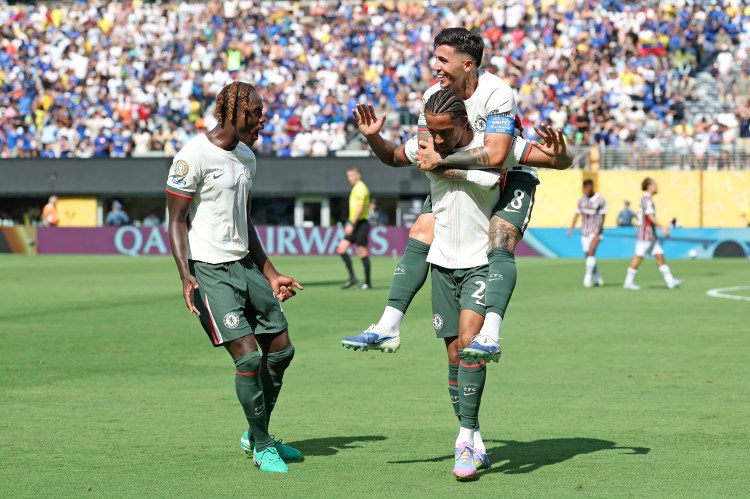 Mundial de Clubes 2025: João Pedro é festejado por Enzo Fernández após marcar o segundo gol do Chelsea sobre o Fluminense (Foto: Elsa - FIFA-FIFA via Getty Images/Divulgação)