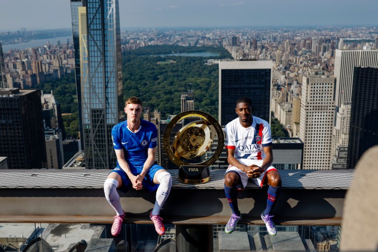 Mundial de Clubes 2025: Cole Palmer, do Chelsea, e Ousmane Dembelé, do PSG, posaram com o troféu da competição no alto do Rockefeller Center, em Nova York, na véspera da final (Foto: Eva Marie Uzcategui - FIFA-FIFA via Getty Images/Divulgação)