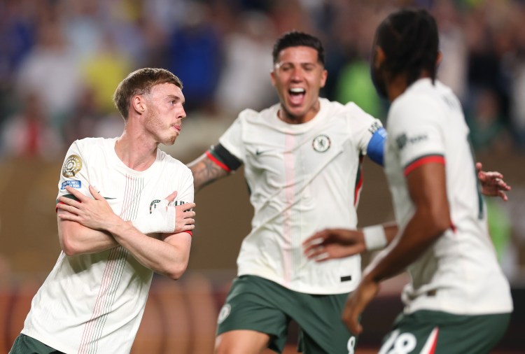 Cole Palmer (à esquerda) festeja o gol que marcou pelo Chelsea diante do Palmeiras com Enzo Fernández e Nkunku (Foto: Carl Recine - FIFA-FIFA via Getty Images/Divulgação)
