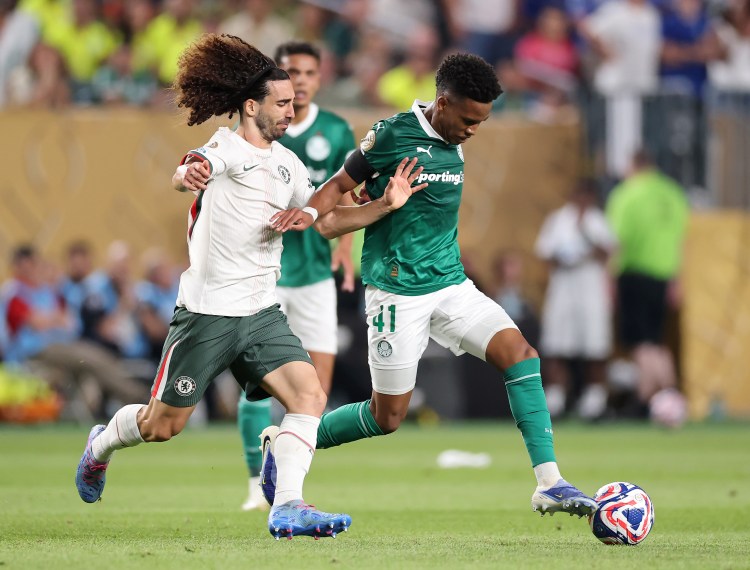 Mundial de Clubes 2025: Estêvão avança diante na marcação de Cucurella na derrota do Palmeiras para o Chelsea (Foto: Hector Vivas - FIFA-FIFA via Getty Images/Divulgação)