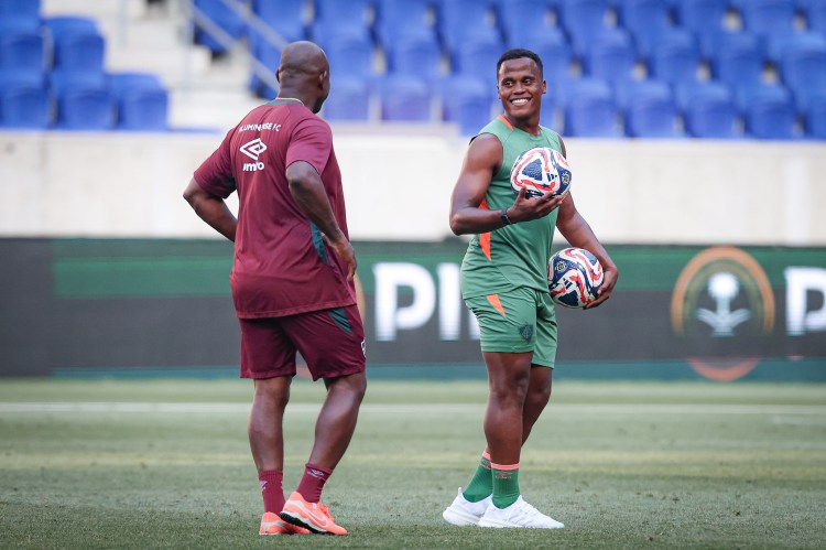 Jhon Arias conversa com Marcão, o assistente técnico do Fluminense, durante o treino na Sports Illustrated Arena, em Harrison, Nova Jersey. (Foto: Marcelo Gonçalves/FFC/Divulgação)