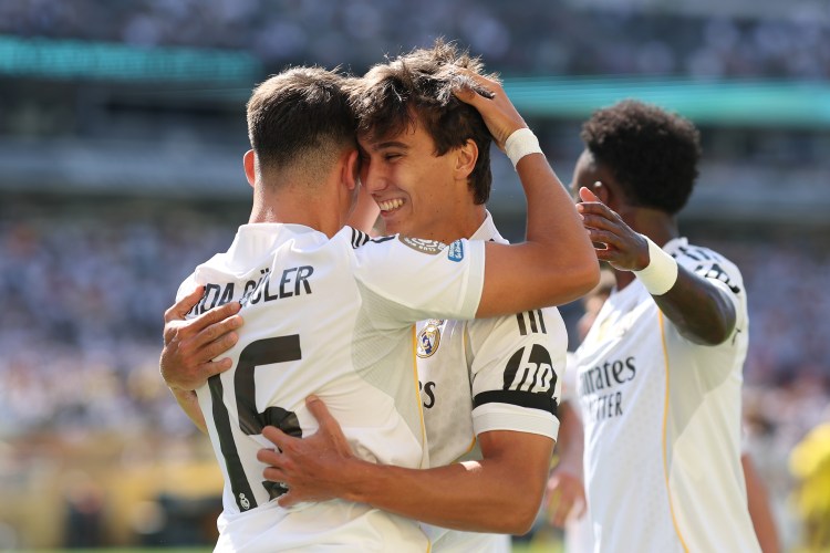 Mundial de Clubes 2025: Gonzalo García abraça Arda Güler após o primeiro gol do Real Madrid sobre o Borussia Dortmund (Foto: Elsa - FIFA-FIFA via Getty Images/Divulgação)
