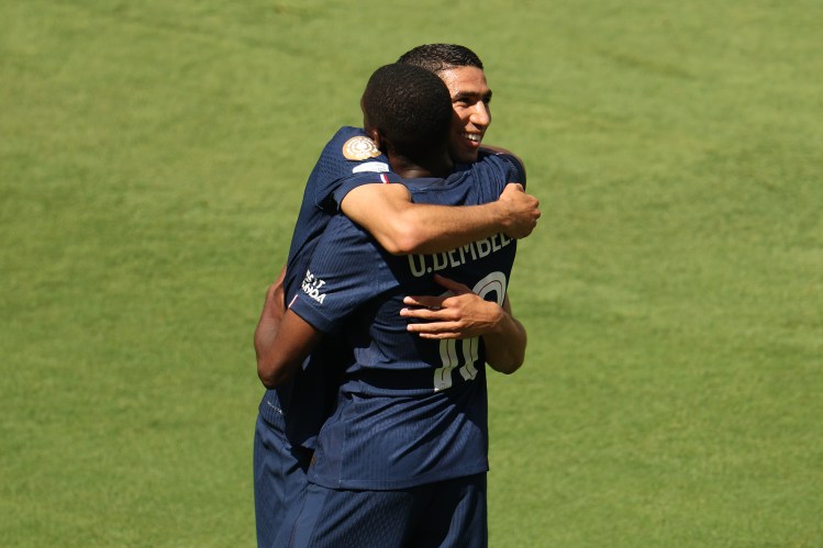 Mundial de Clubes 2025: Hakimi abraça Dembelé, autor do segundo gol do PSG na vitória sobre o Real Madrid (Foto: Emilee Chinn - FIFA-FIFA via Getty Images Divulgação)