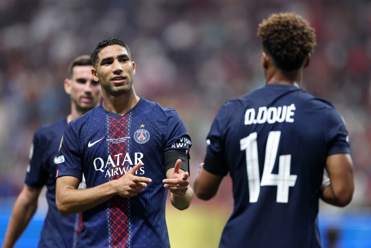 Mundial de Clubes 2025: Hakimi, autor do passe, festeja com Doué, que marcou o primeiro gol do Paris Saint-Germain na vitória por 2 a 0 sobre o Bayern de Munique, pelas quartas de final, em Atlanta (Foto: Steph Chambers - FIFA-FIFA via Getty Images/Divulgação)