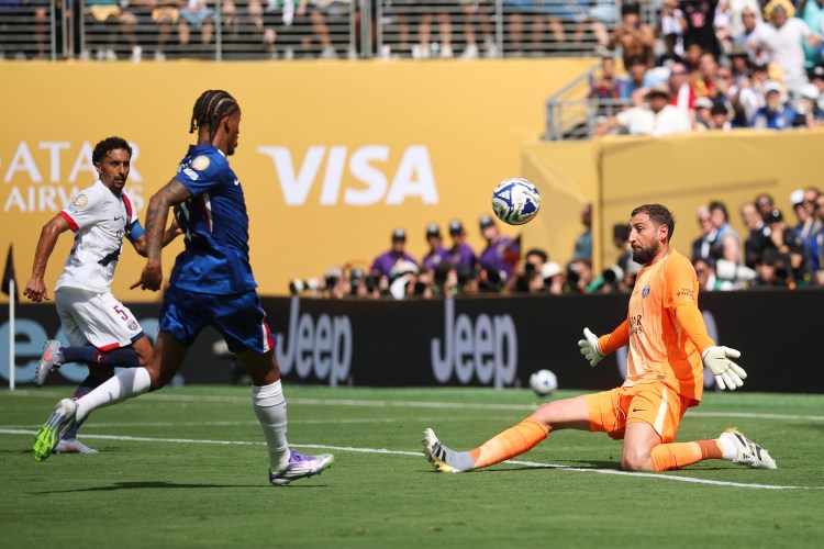 Mundial de Clubes 2025: João Pedro encobre Donnaruma e marca o terceiro gol do Chelsea sobre o Paris Saint-Germain (Foto: Hector Vivas - FIFA-FIFA via Getty Images Divulgação)