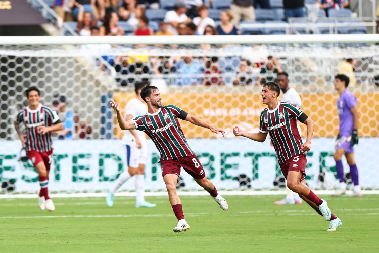 Mundial de Clubes 2025: Martinelli (8) comemora com Bernal o primeiro gol do Fluminense sobre o Al Hilal (Foto: Julio Aguilar - FIFA-FIFA via Getty Images)