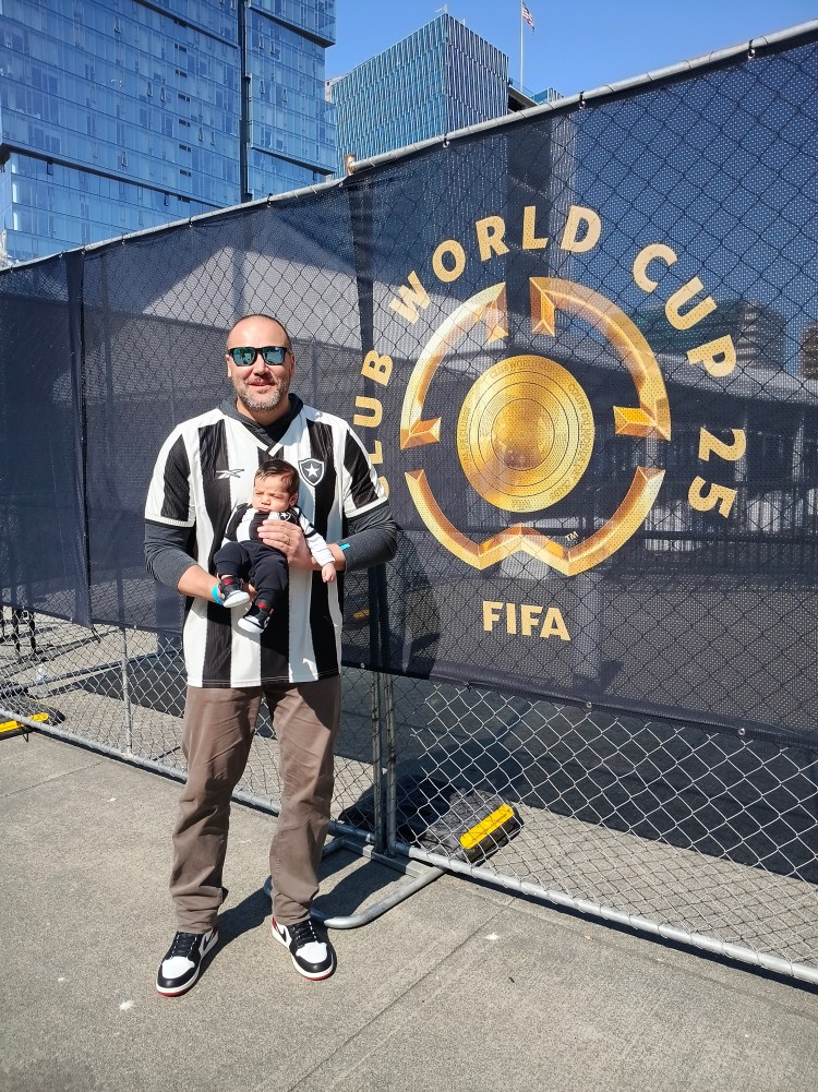 Pedro, torcedor do Botafogo, com o filho Leonardo de apenas 1 mês: estreia do rebento em estádio do Mundial de Clubes  (Foto: Jorge Luiz Rodrigues/De Camarote)