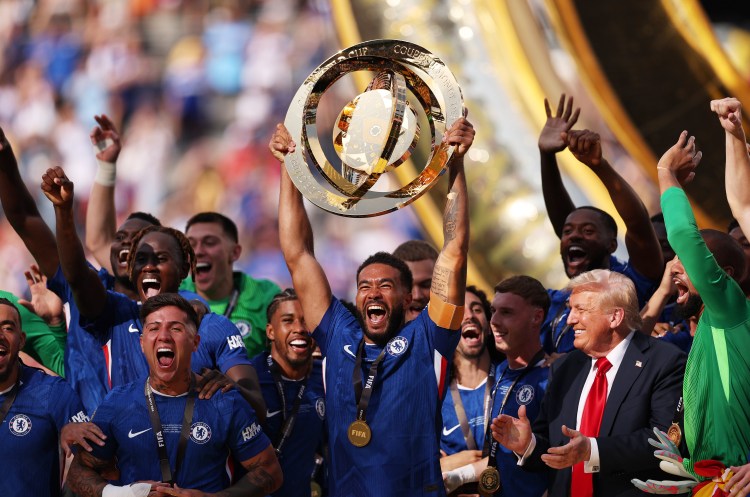 Mundial de Clubes 2025: Reece James, o capitão do Chelsea, ergue o troféu de campeão, aplaudido pelo presidente dos EUA, Donald Trump (Foto: Justin Setterfield - FIFA-FIFA via Getty Images/Divulgação)
